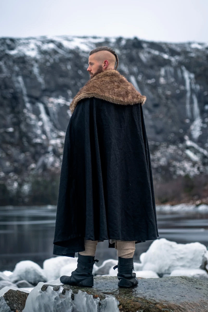 Capa vikinga modelo Janne, color negro