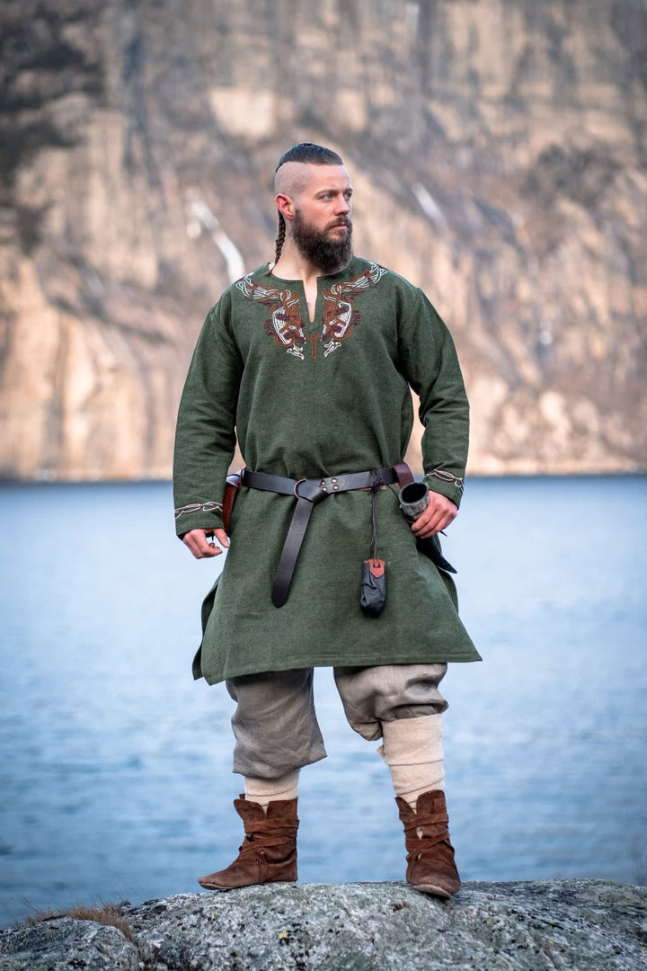 Túnica vikinga Snorri con bordado a mano estilo Urnes, verde