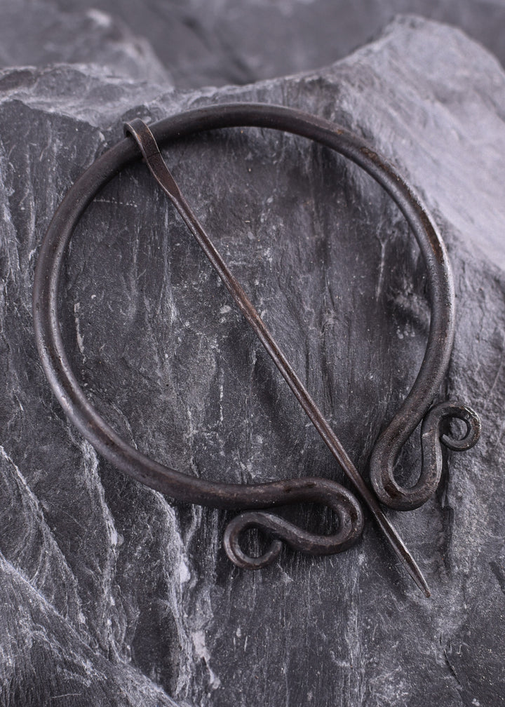 Fíbula medieval forjada a mano diseño doble espiral