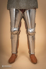 Piernas para armadura medieval en acero pulido