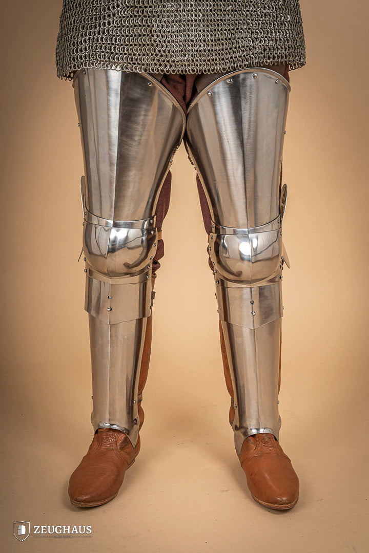 Piernas para armadura medieval en acero pulido