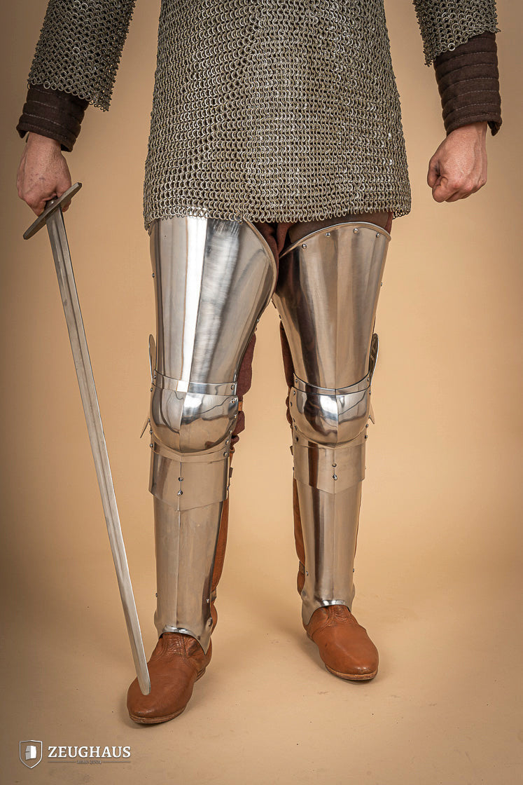 Piernas para armadura medieval en acero pulido