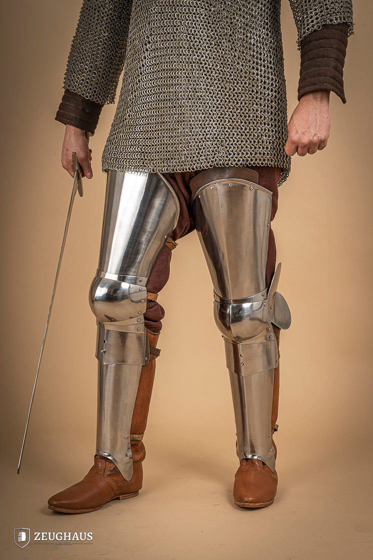 Piernas para armadura medieval en acero pulido