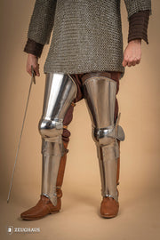 Piernas para armadura medieval en acero pulido