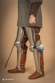 Piernas para armadura medieval en acero pulido