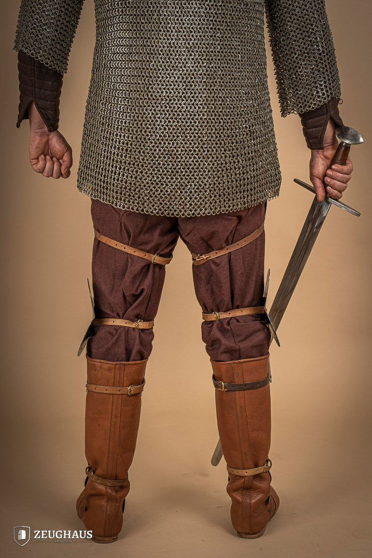 Piernas para armadura medieval en acero pulido