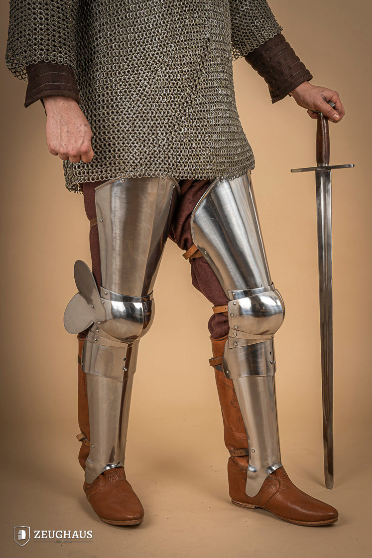 Piernas para armadura medieval en acero pulido