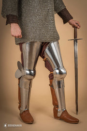 Piernas para armadura medieval en acero pulido