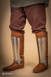 Piernas para armadura medieval en acero pulido
