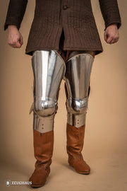 Piernas para armadura medieval en acero pulido