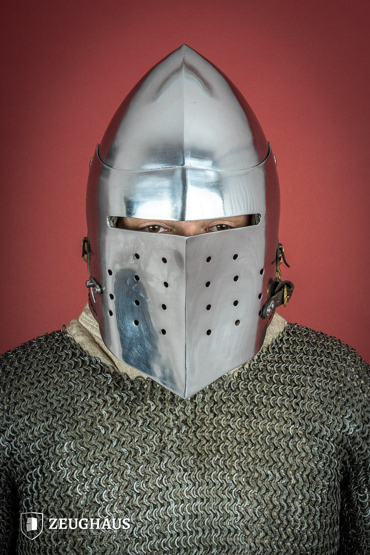 Bacinete medieval con visera completa, acero pulido