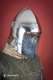 Bacinete medieval con visera completa, acero pulido