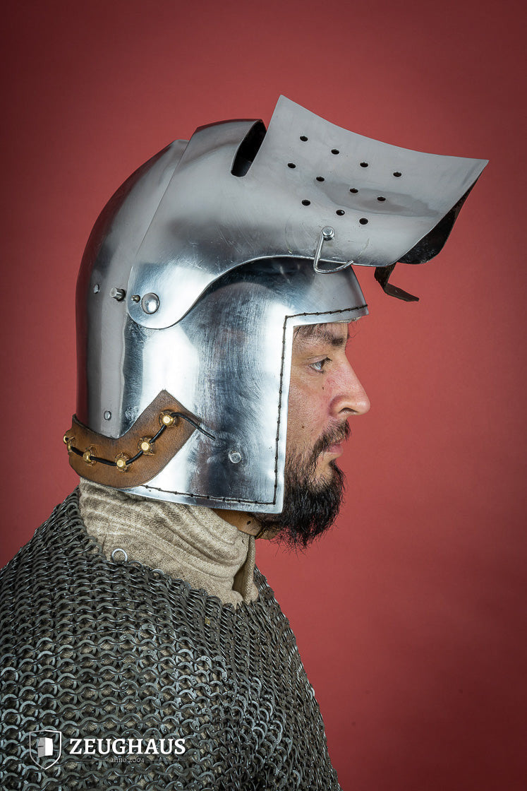 Bacinete medieval con visera completa, acero pulido