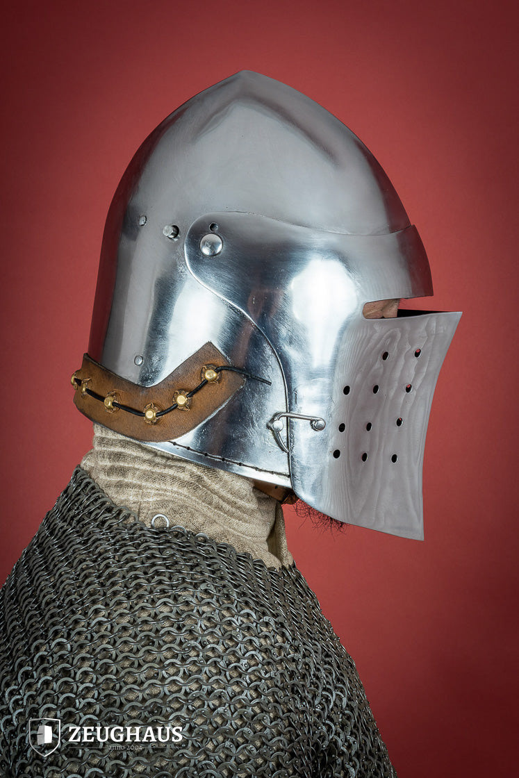 Bacinete medieval con visera completa, acero pulido