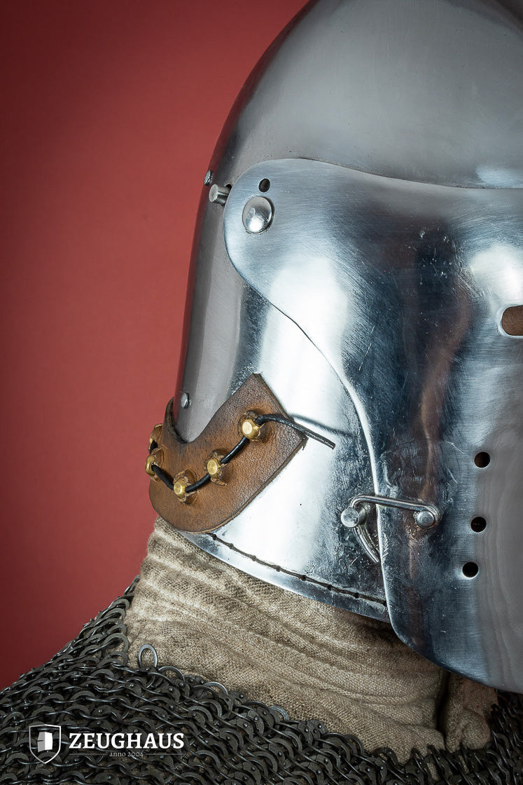 Bacinete medieval con visera completa, acero pulido