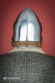 Bacinete medieval con visera completa, acero pulido
