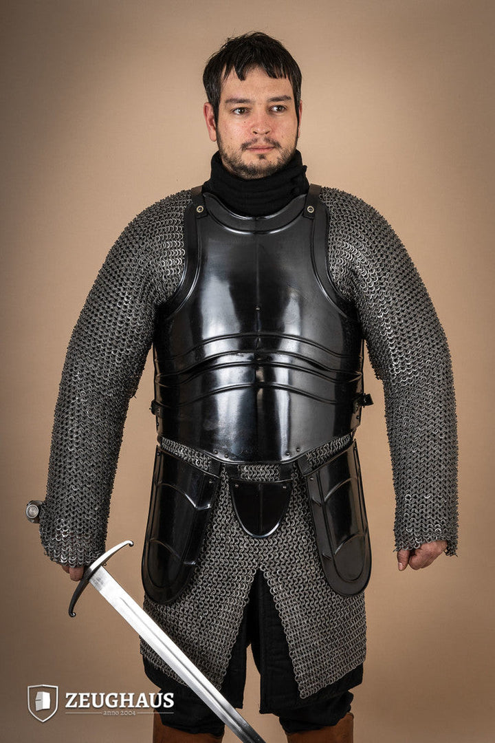Coraza guerrero medieval con escarcelas de acero bruñido