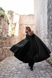Capa medieval de lana modelo Tjark, color negro