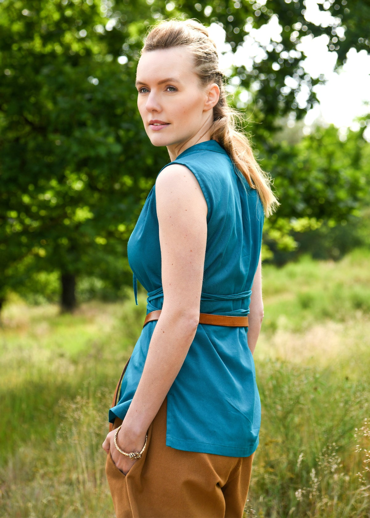 Blusa medieval modelo Levke en algodón, color azul