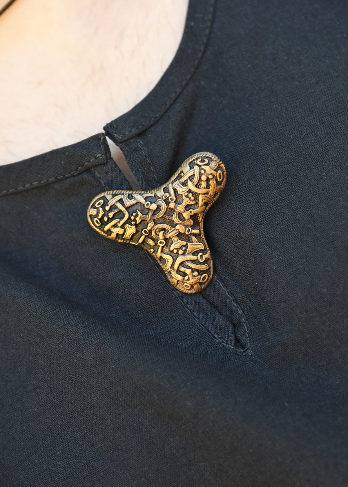 Broche vikingo con fíbula de trébol en latón