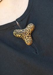 Broche vikingo con fíbula de trébol en latón