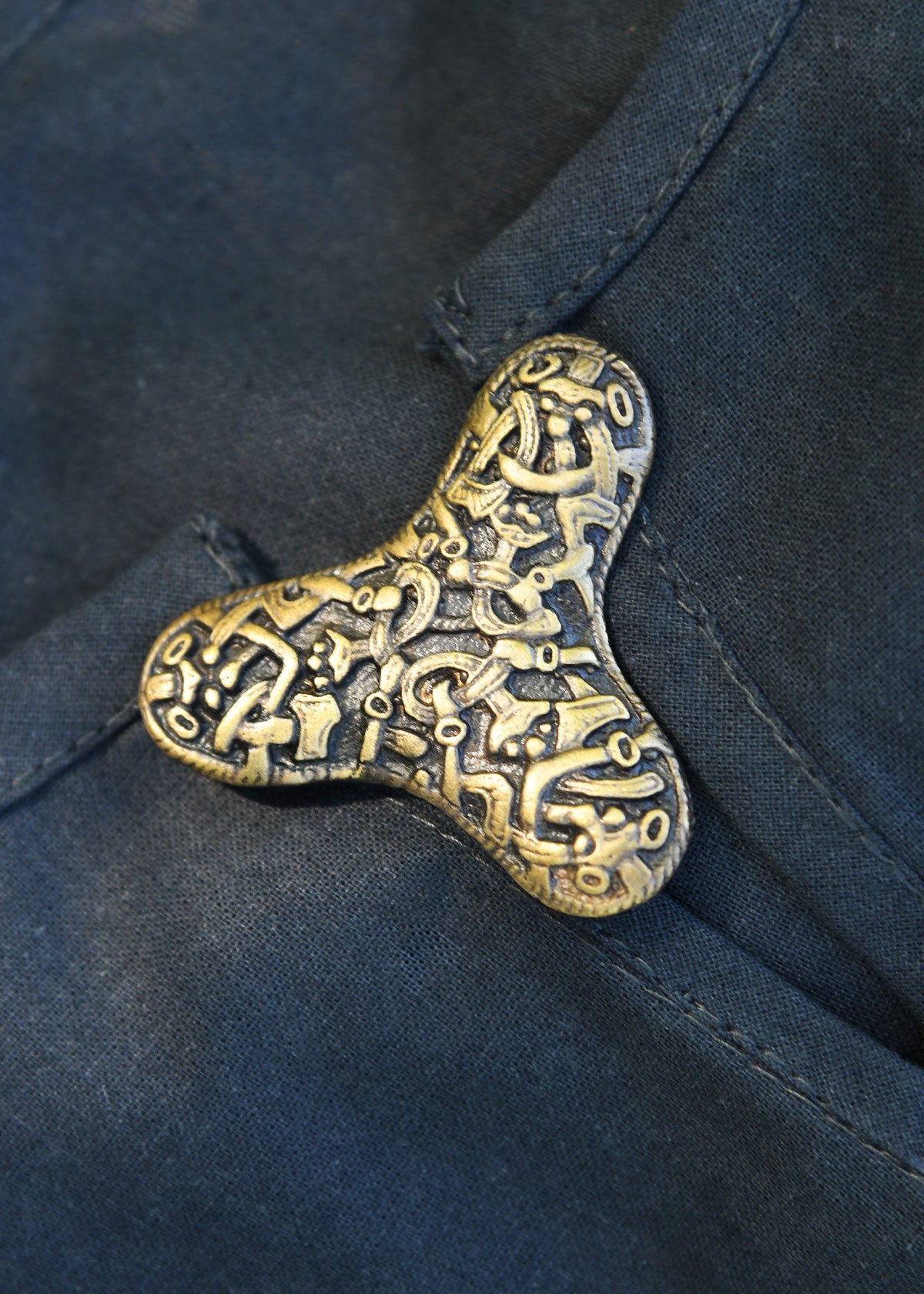 Broche vikingo con fíbula de trébol en latón