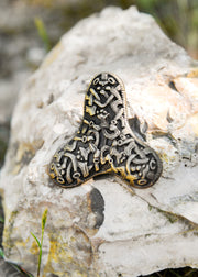 Broche vikingo con fíbula de trébol en latón