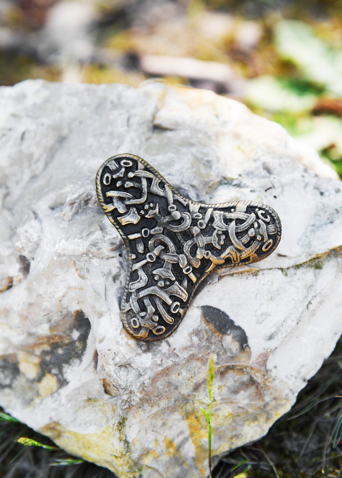 Broche vikingo con fíbula de trébol en latón