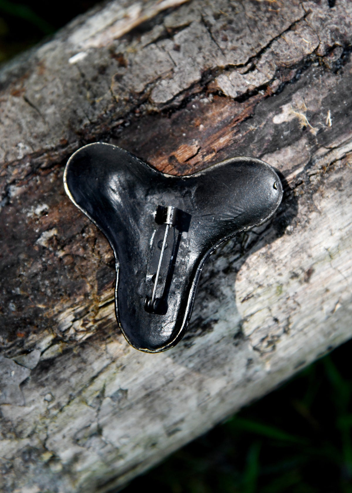 Broche vikingo con fíbula de trébol en latón