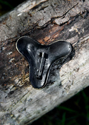 Broche vikingo con fíbula de trébol en latón