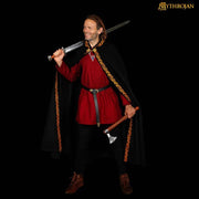 Capa medieval en lana con bordes decorados, color negro