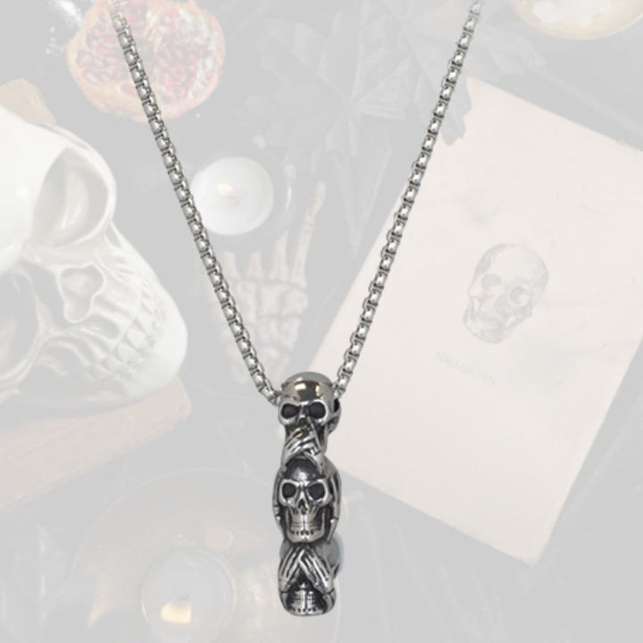 Colgante gótico con 3 calaveras sabias (4 cm.)