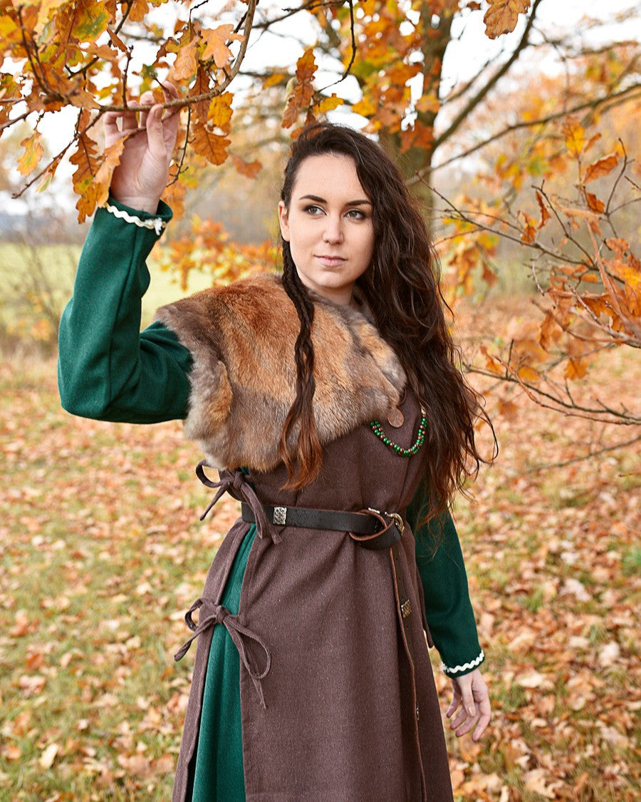 Delantal medieval de campesina modelo Ormhild, color marrón