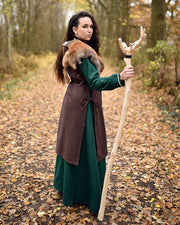 Delantal medieval de campesina modelo Ormhild, color marrón