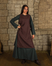 Delantal medieval de campesina modelo Ormhild, color marrón