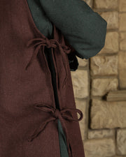 Delantal medieval de campesina modelo Ormhild, color marrón