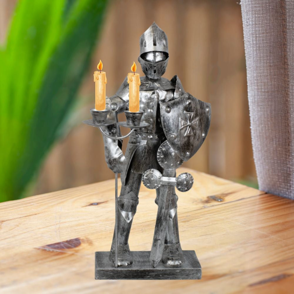Guerrero medieval templario con portavelas