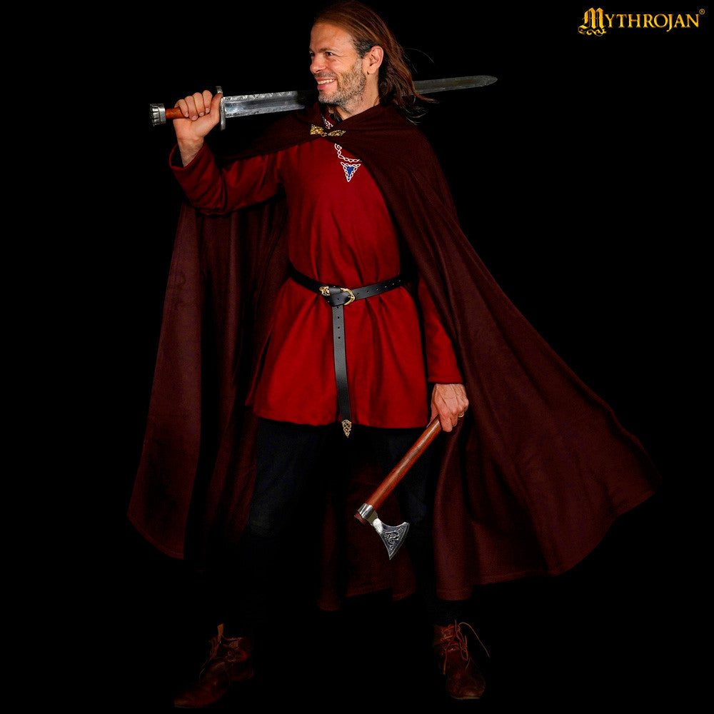 Capa medieval en lana con capucha y broche