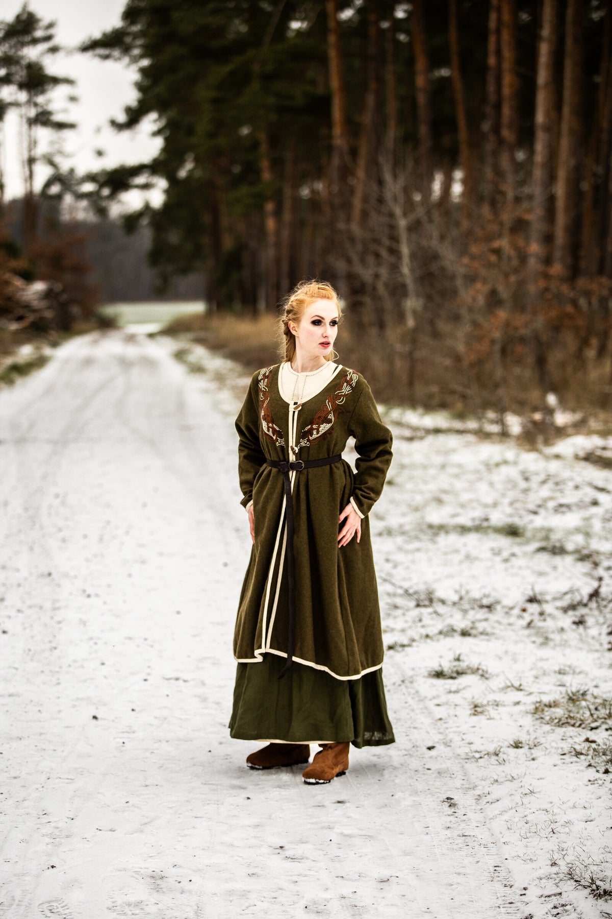 Abrigo vikingo para mujer modelo Birka Skadi, verde oliva