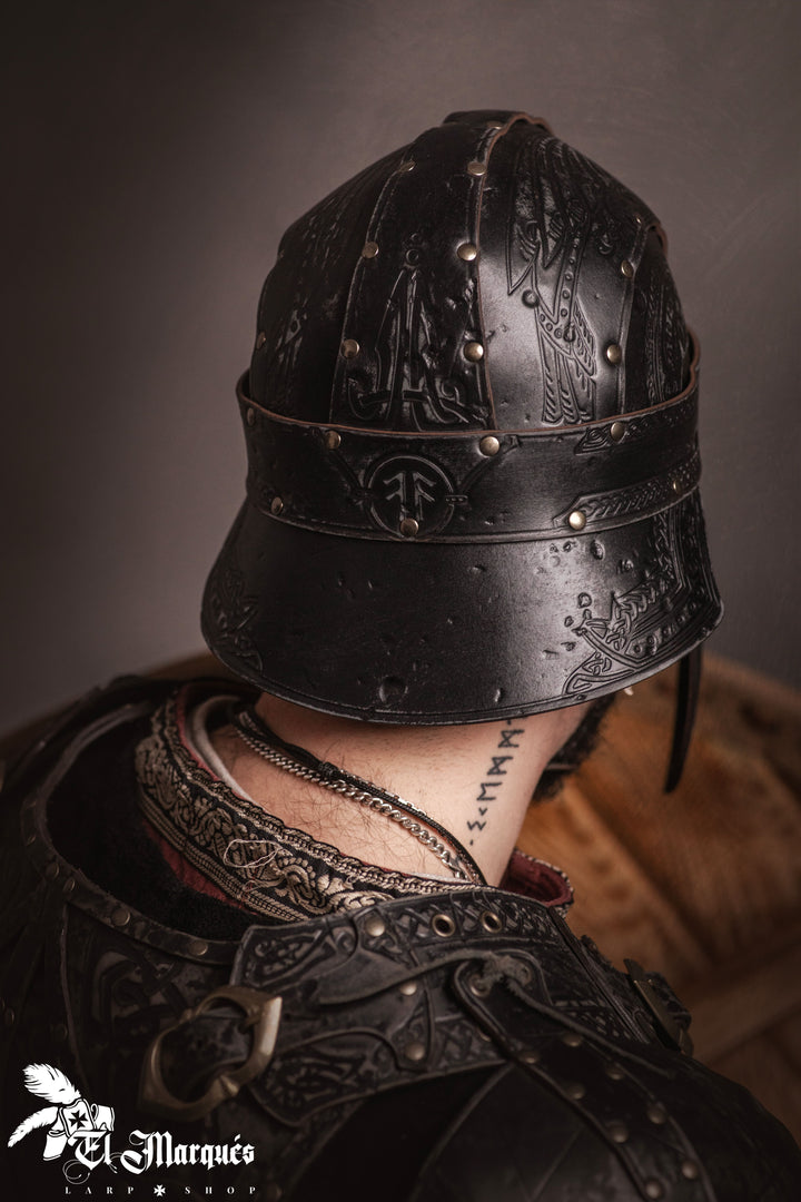 Casco Spangenhelm Baldur en cuero, con grabados