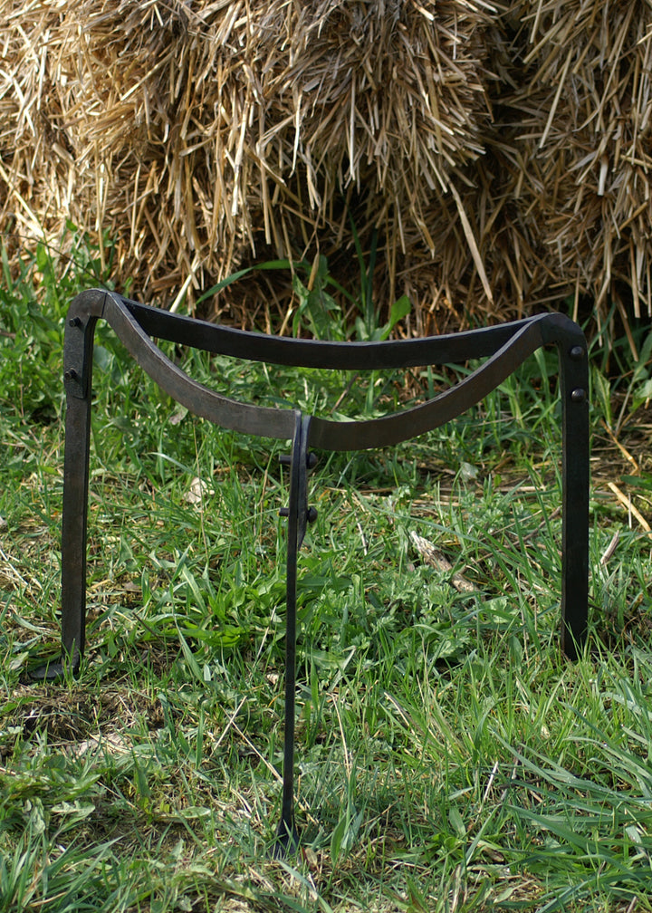 Soporte medieval forjado a mano para brasero