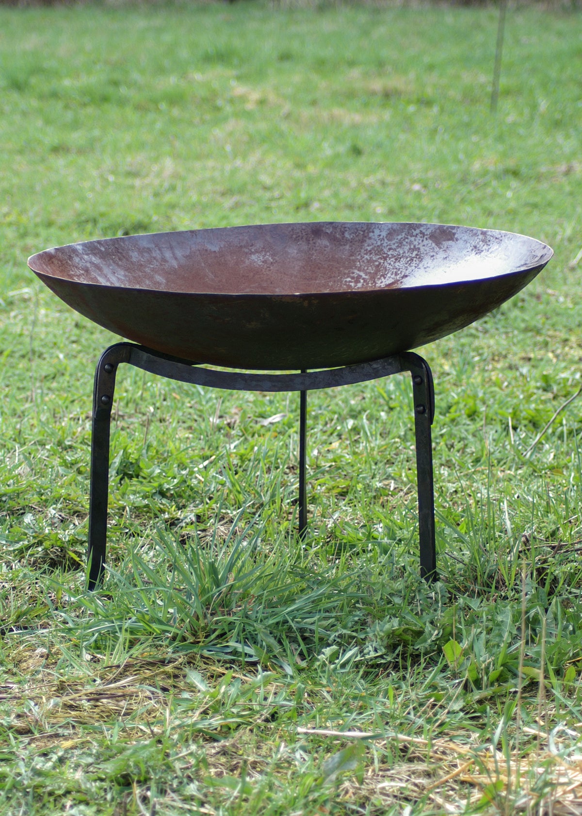 Soporte medieval forjado a mano para brasero