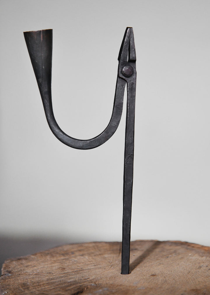 Candelabro de junco forjado a mano con extremo puntiagudo