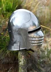 Celada medieval con visera, año 1490