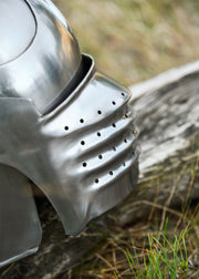 Celada medieval con visera, año 1490