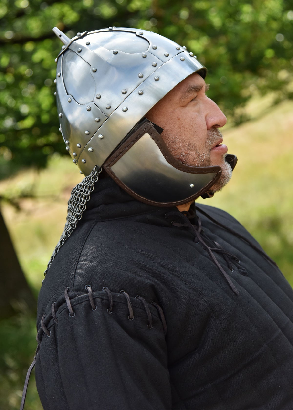 Casco Spangenhelmet con guarda-orejas y Aventail