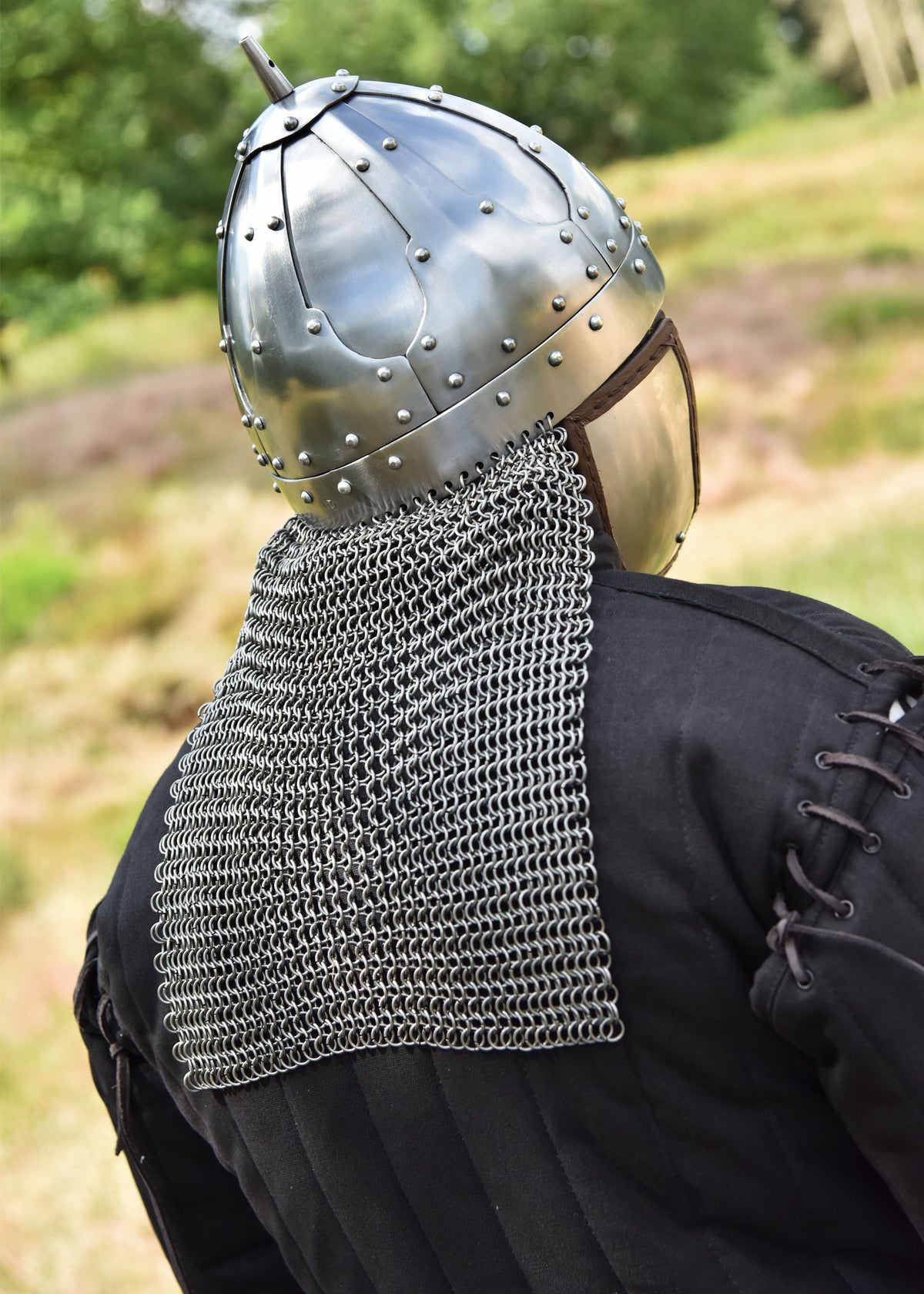 Casco Spangenhelmet con guarda-orejas y Aventail