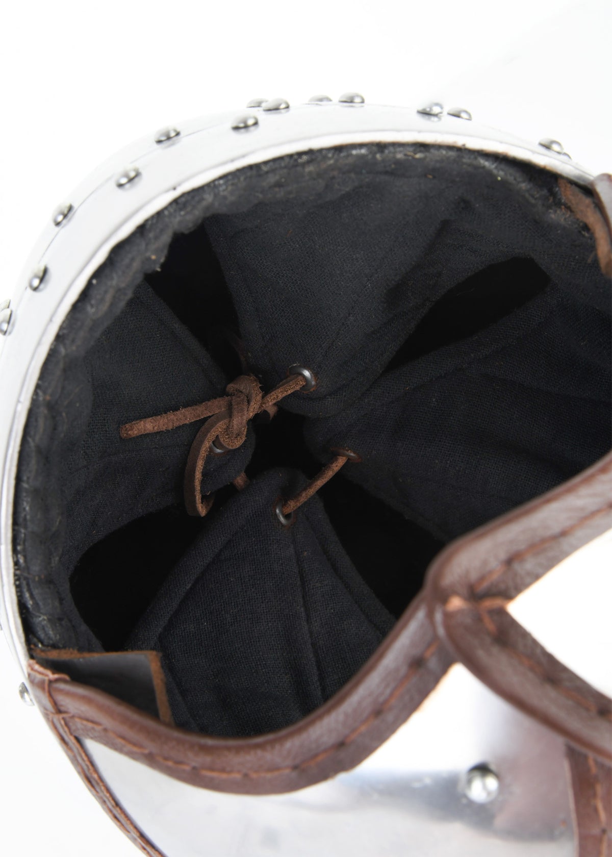 Casco Spangenhelmet con guarda-orejas y Aventail