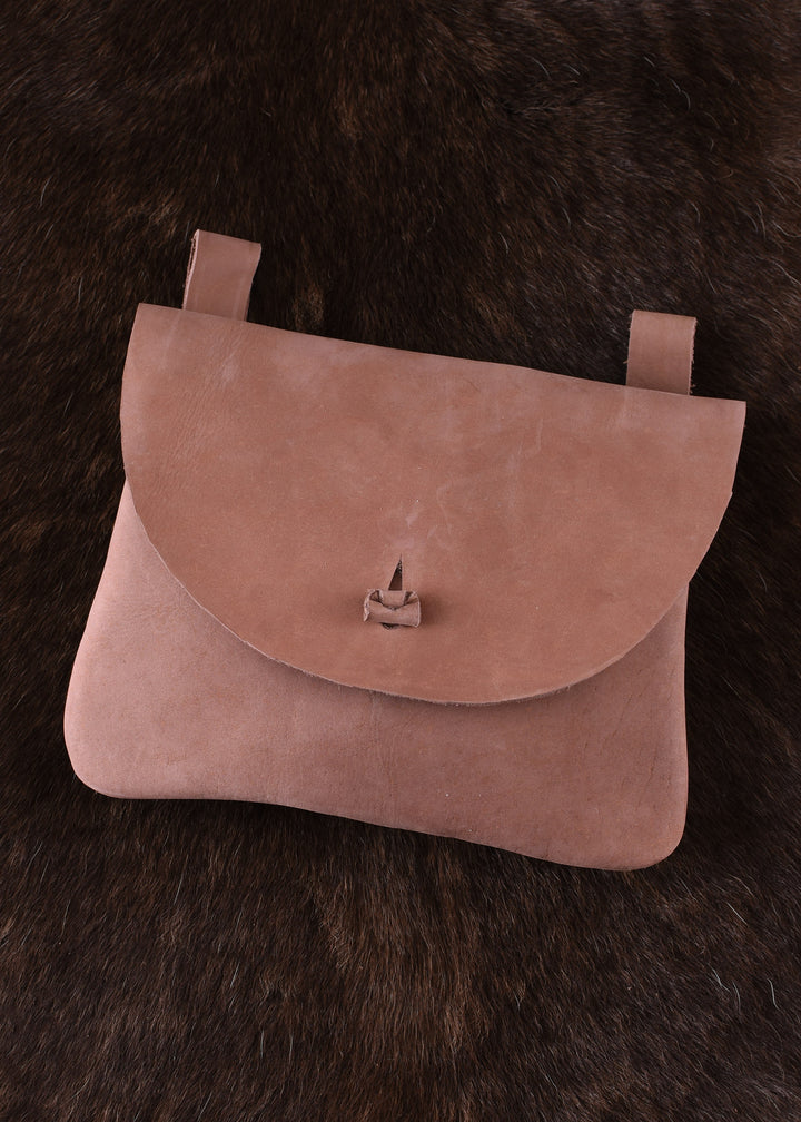 Bolso de piel con trabillas para cinturón, forma cuadrada