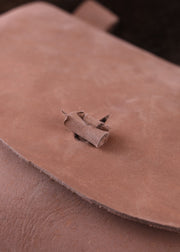 Bolso de piel con trabillas para cinturón, forma cuadrada